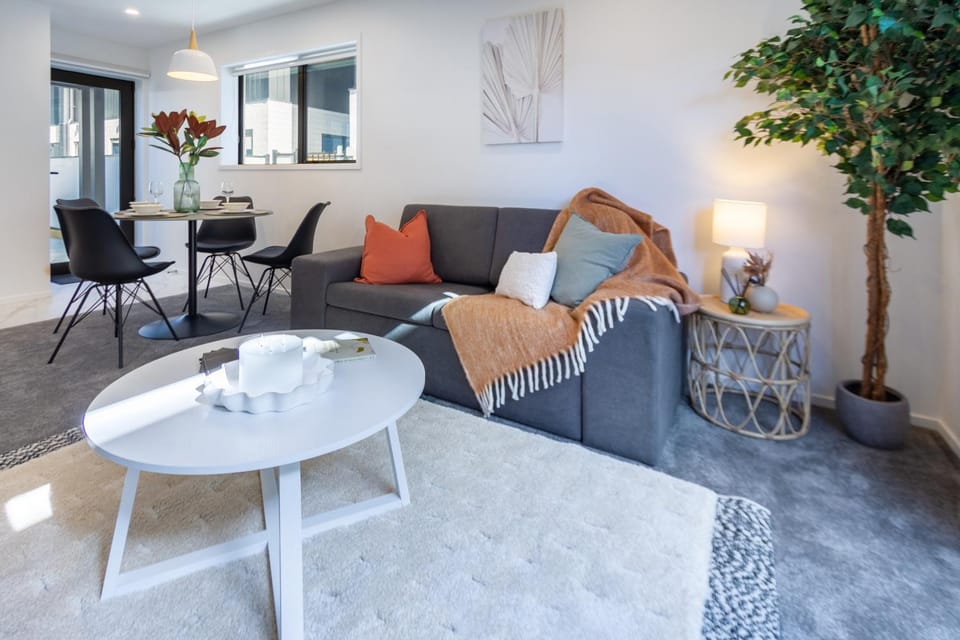 Facade/entrance, Living room, Decorative detail, Seating area, Dining area