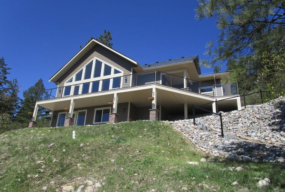 Property building, Patio, Patio, Facade/entrance, Natural landscape, Bird's eye view, Balcony/Terrace, Balcony/Terrace