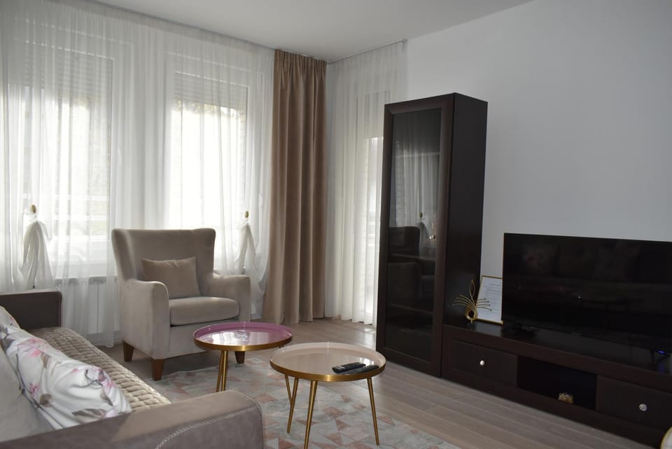 Communal lounge/ TV room, TV and multimedia, Living room, Seating area