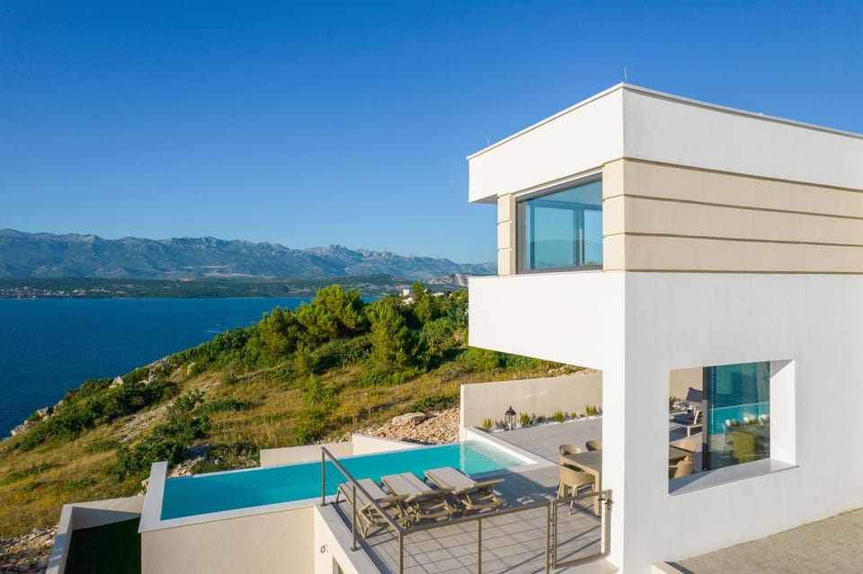 Property building, Day, Mountain view, Sea view