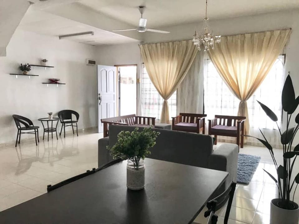 Julia Homestay Taman Tasik Utama MiTC House in Malacca