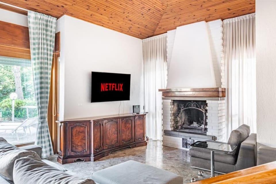 Communal lounge/ TV room, TV and multimedia, Living room, Seating area, Evening entertainment