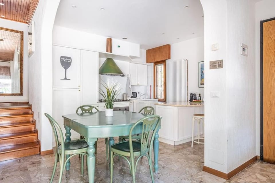 Kitchen or kitchenette, Dining area, stove