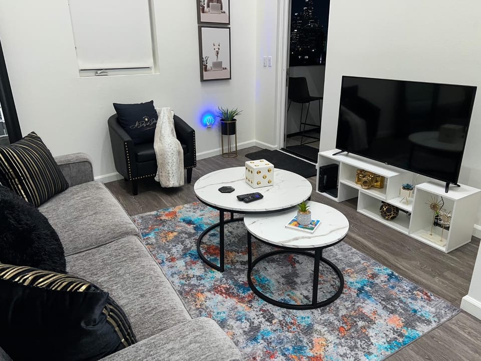 Communal lounge/ TV room, TV and multimedia, Living room, Seating area, Evening entertainment