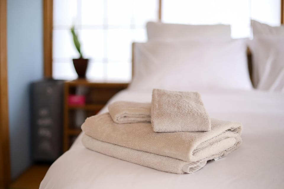 Bed, Bedroom, towels