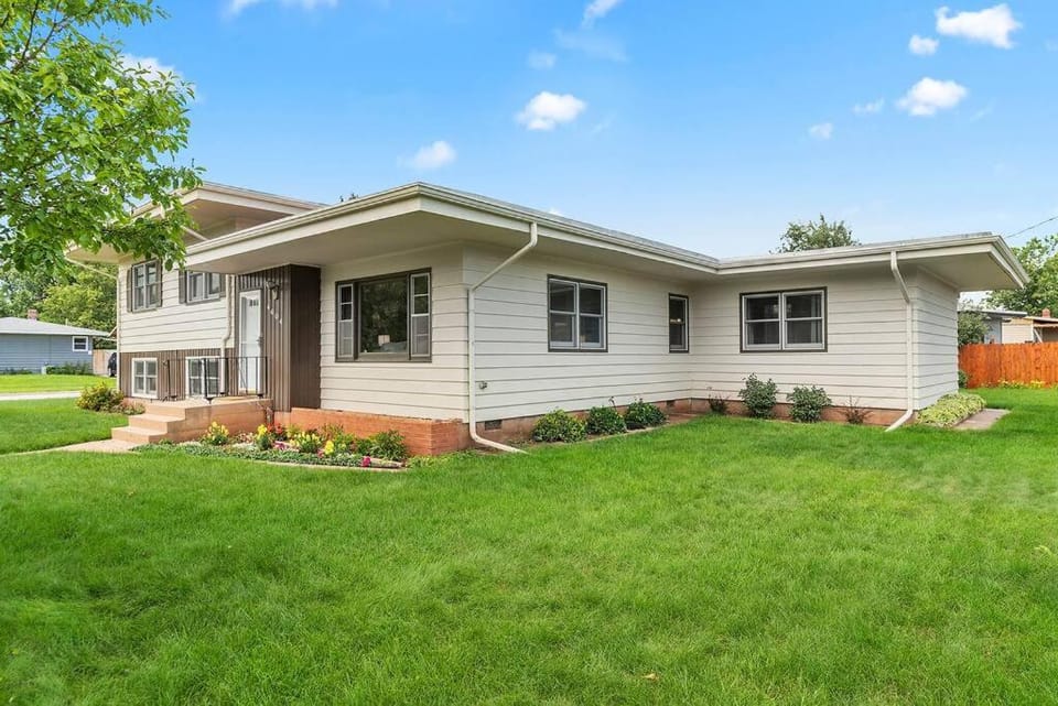 Property building, Day, Natural landscape, Garden, Garden view