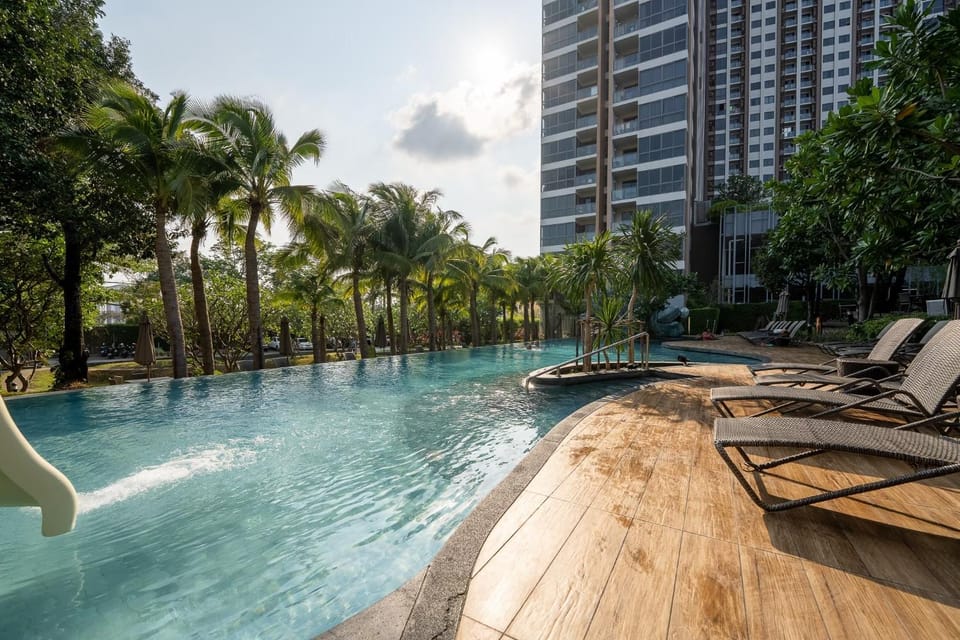 Swimming pool, sunbed