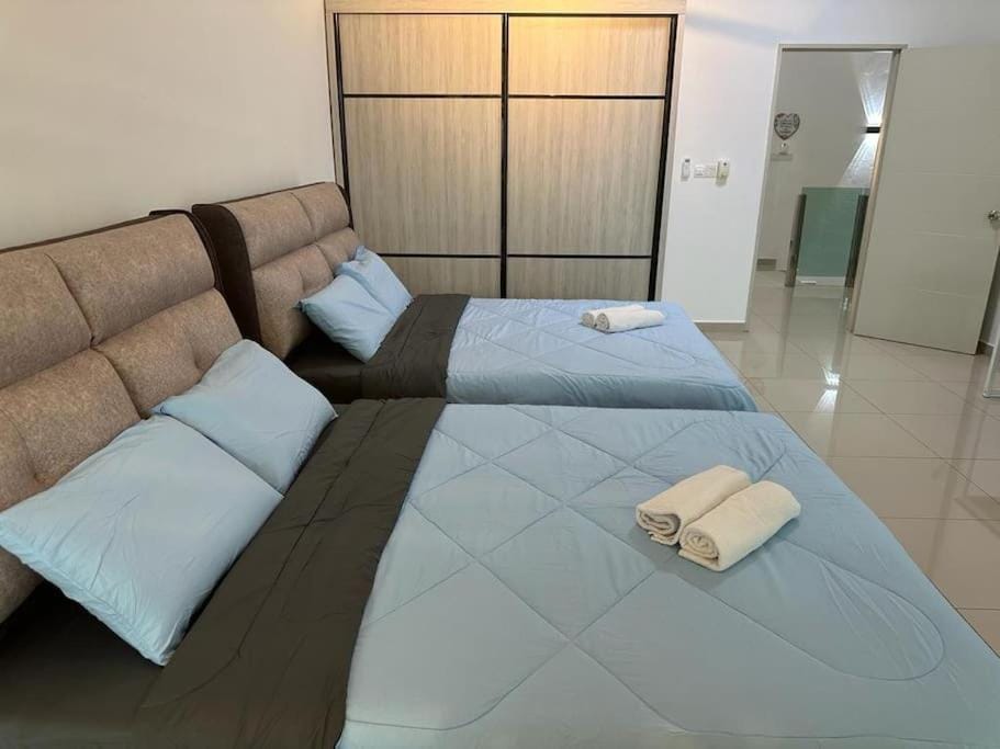 Bed, Bedroom, towels