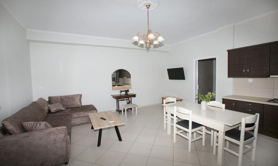TV and multimedia, Seating area, Dining area