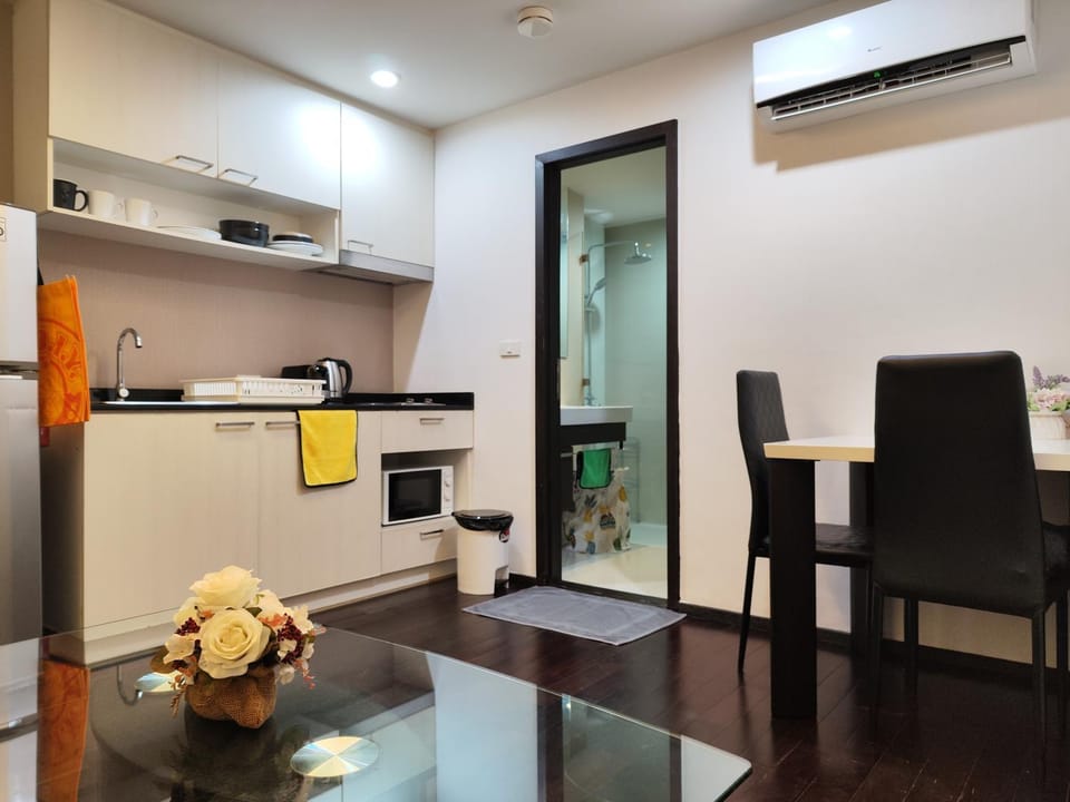 Kitchen or kitchenette, Dining area
