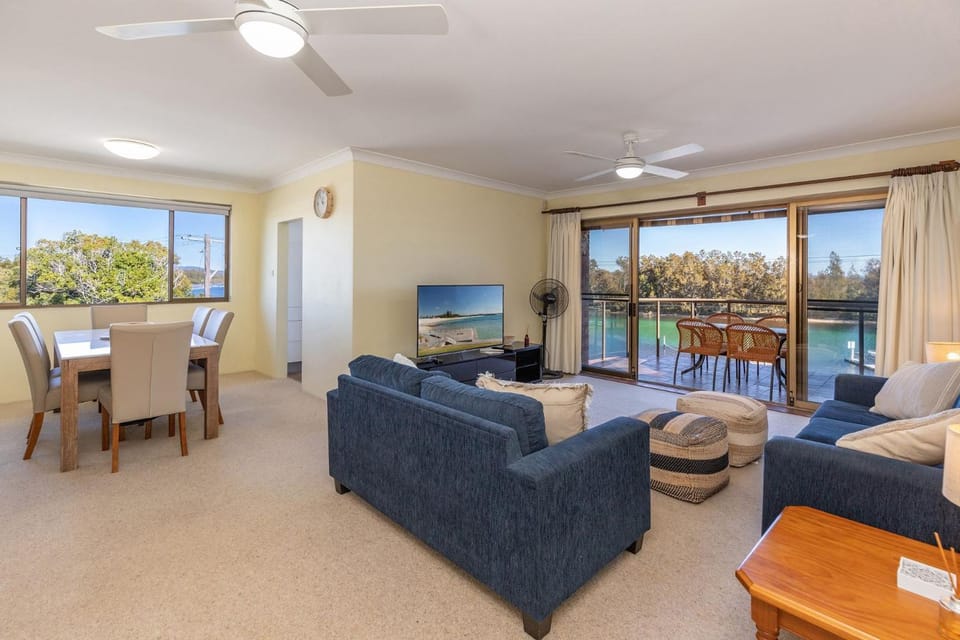 TV and multimedia, Living room, Seating area, Dining area