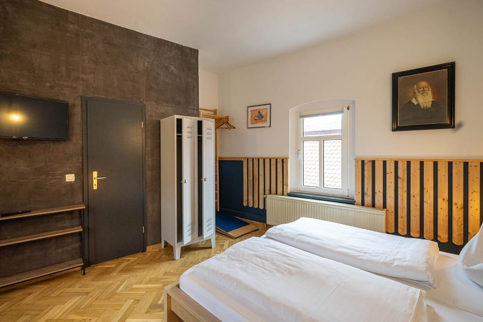 Bed, TV and multimedia, wardrobe