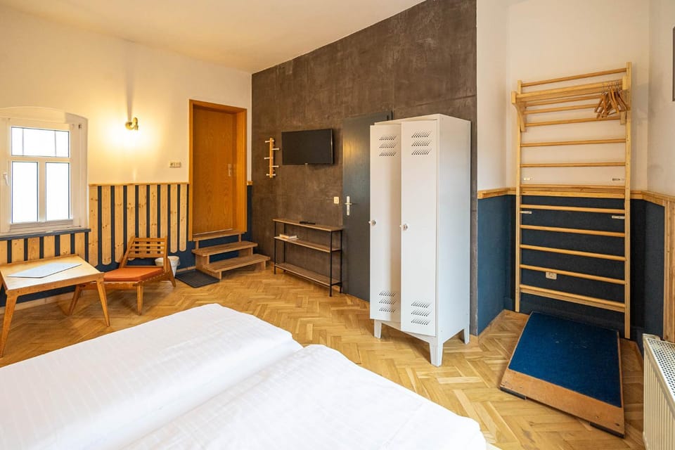 Bed, TV and multimedia, Seating area, wardrobe