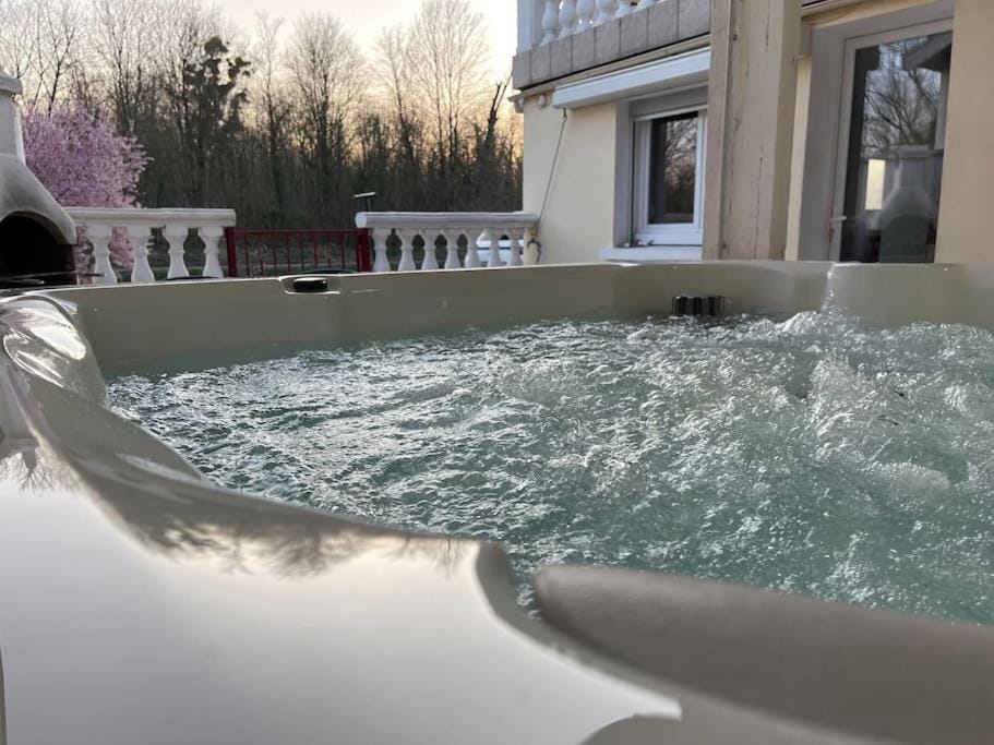 Les berges du canal, maison avec Jacuzzi House in Grand Est