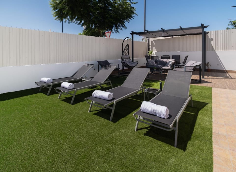 Patio, Day, Seating area, sunbed