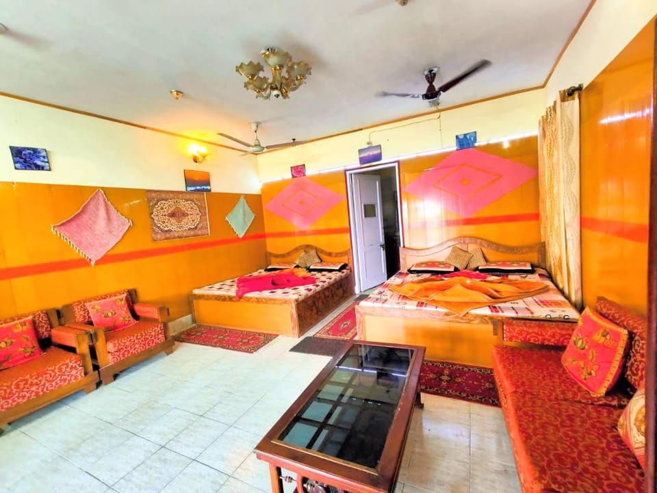 Bed, TV and multimedia, Living room, Photo of the whole room, Seating area, Bedroom