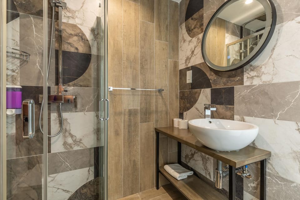 Shower, Toilet, Bathroom, towels