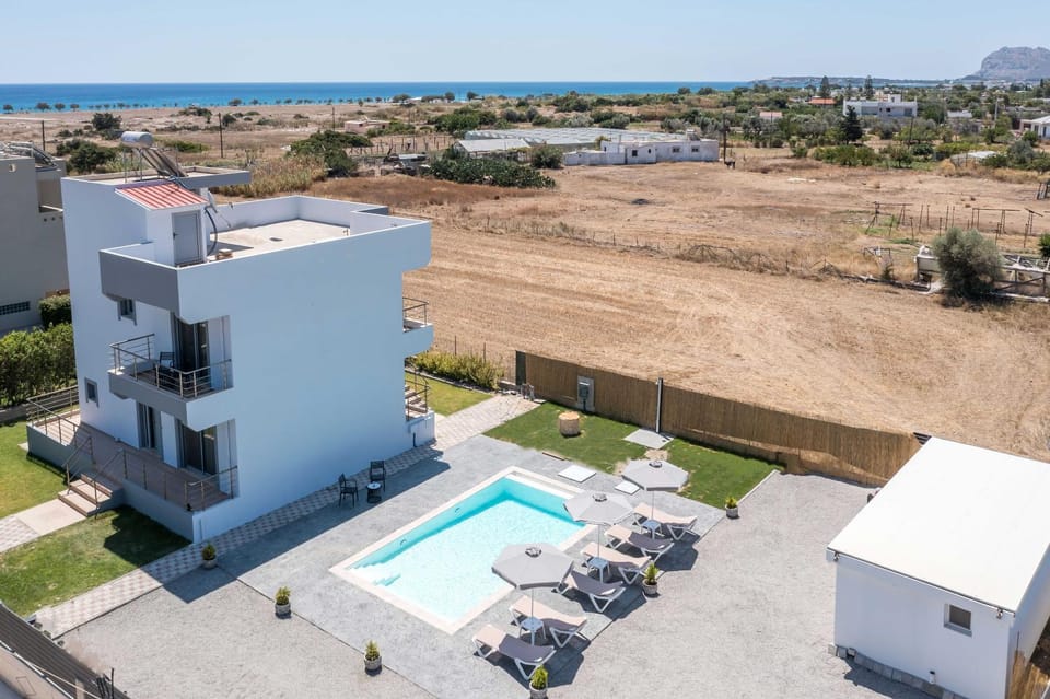 Property building, Day, Natural landscape, Bird's eye view, Beach, Sea view, Swimming pool, sunbed
