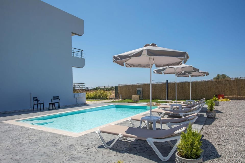 Day, Swimming pool, sunbed