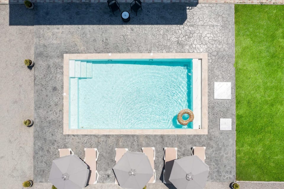Day, Swimming pool, sunbed