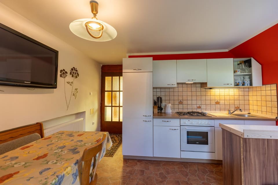 TV and multimedia, Kitchen or kitchenette, Dining area, kitchen