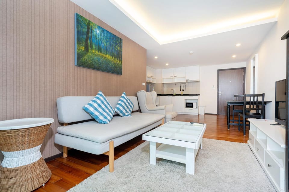 TV and multimedia, Kitchen or kitchenette, Living room, Seating area, Dining area