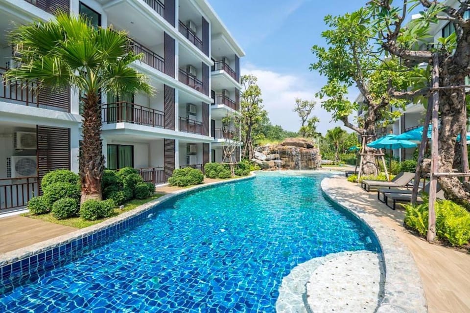 Patio, Day, Garden, Swimming pool, Swimming pool, sunbed