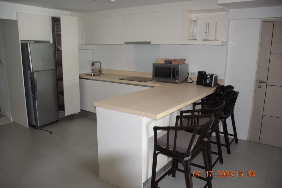 Coffee/tea facilities, Kitchen or kitchenette, minibar, stove