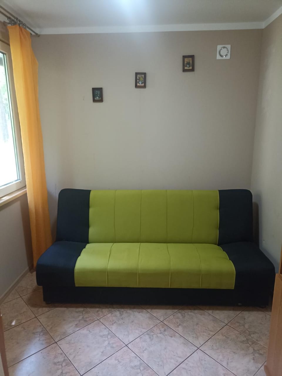 Photo of the whole room, Seating area