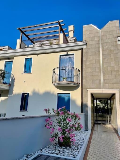 Property building, View (from property/room), Balcony/Terrace