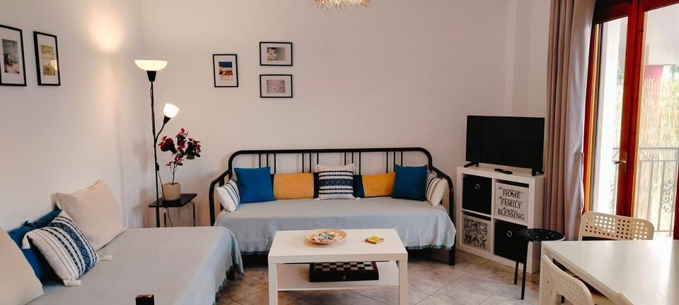 Communal lounge/ TV room, Bed, TV and multimedia, Living room, Photo of the whole room, Seating area, Dining area
