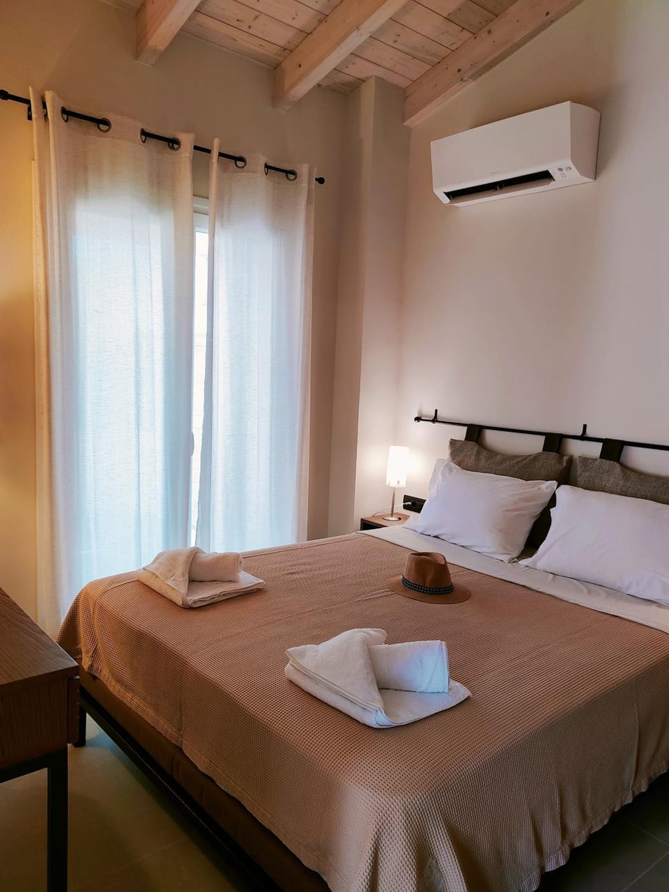 Bed, Bedroom, air conditioner