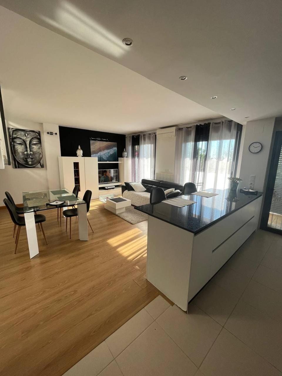 TV and multimedia, Living room, Seating area, Dining area