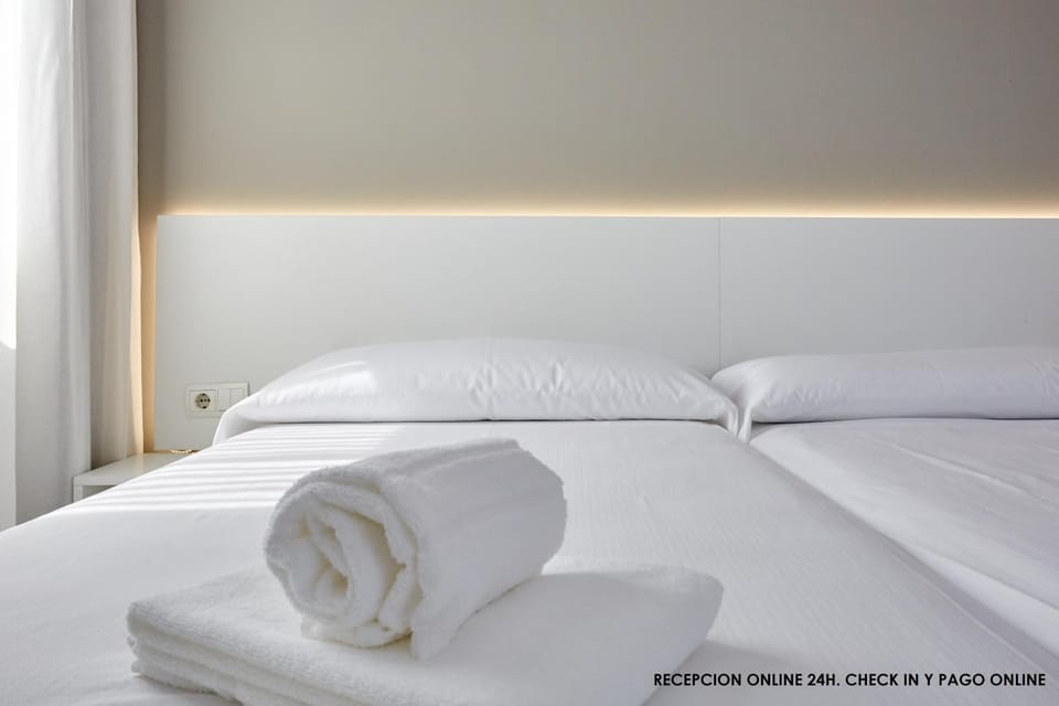 Bed, Bedroom, towels
