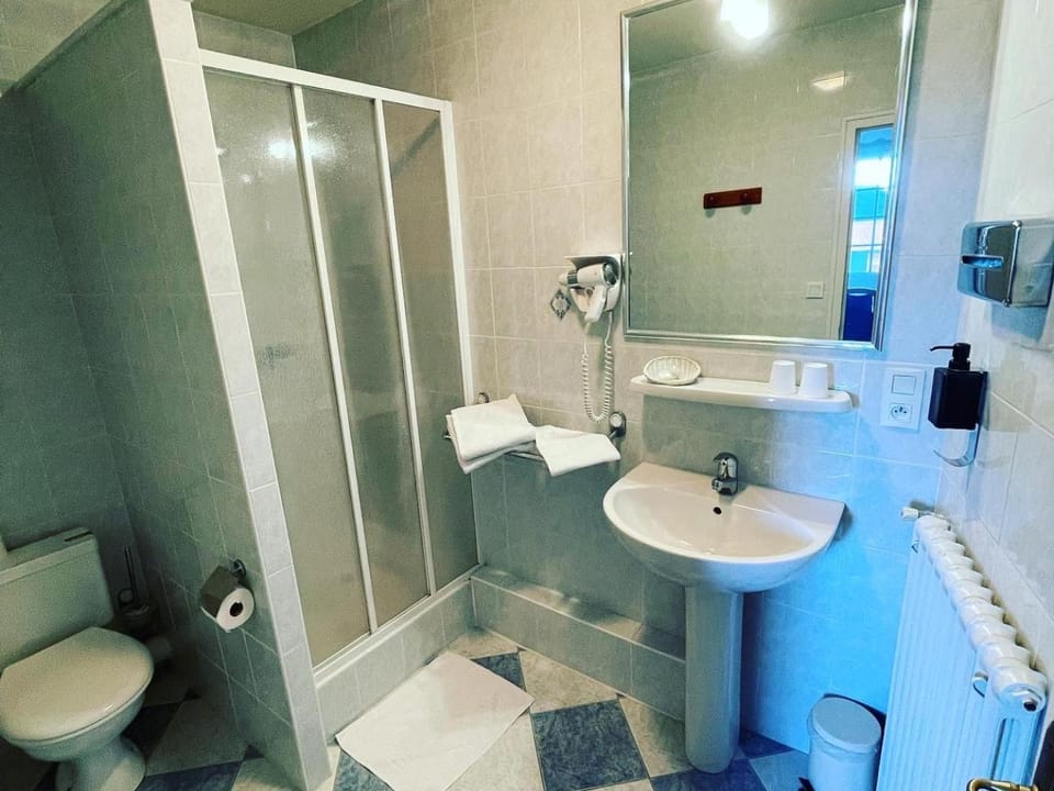 Shower, Toilet, Bathroom, towels