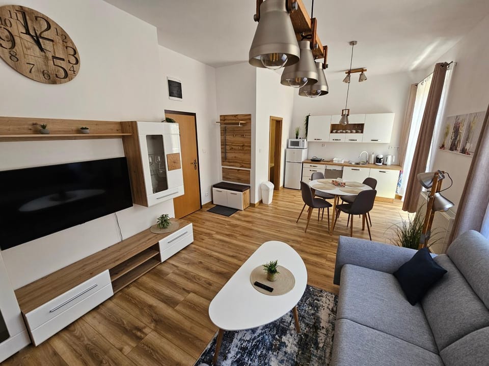 Communal lounge/ TV room, TV and multimedia, Kitchen or kitchenette, Living room, Seating area, Dining area, Evening entertainment