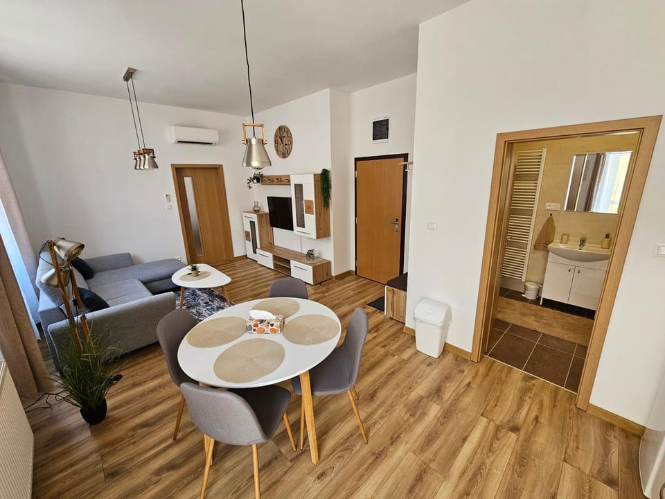 Kitchen or kitchenette, Living room, Seating area, Dining area