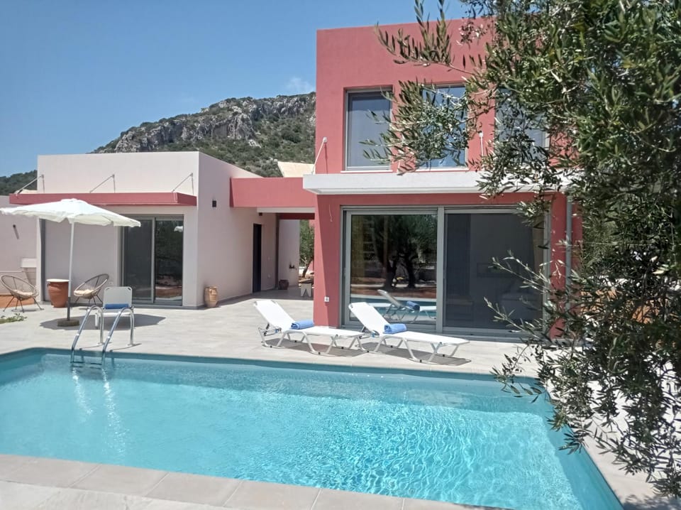 Property building, Natural landscape, Swimming pool, sunbed