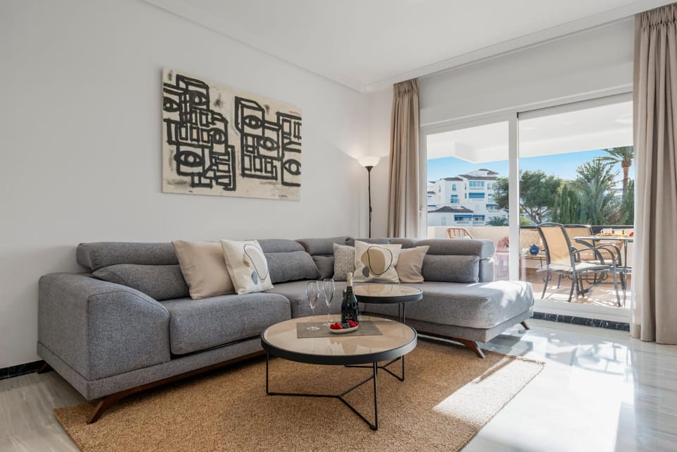 Banus Rentals Luminoso apartamento con vistas al mar Apartment in Marbella