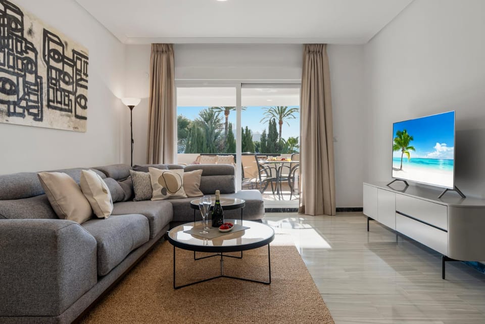 Banus Rentals Luminoso apartamento con vistas al mar Apartment in Marbella