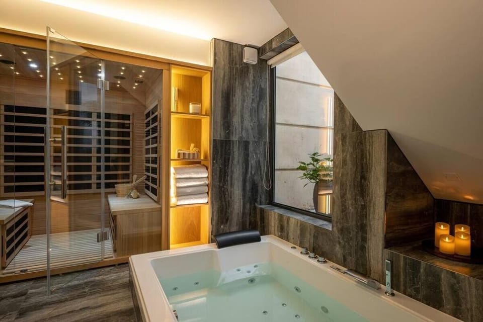 Hot Tub, Bathroom