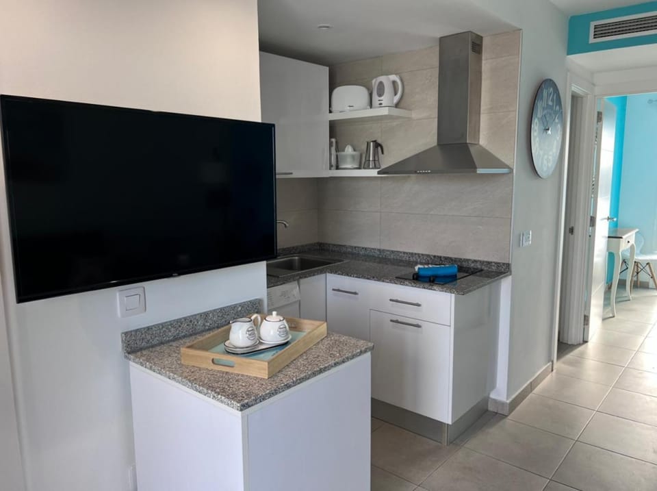 Coffee/tea facilities, Kitchen or kitchenette, stove