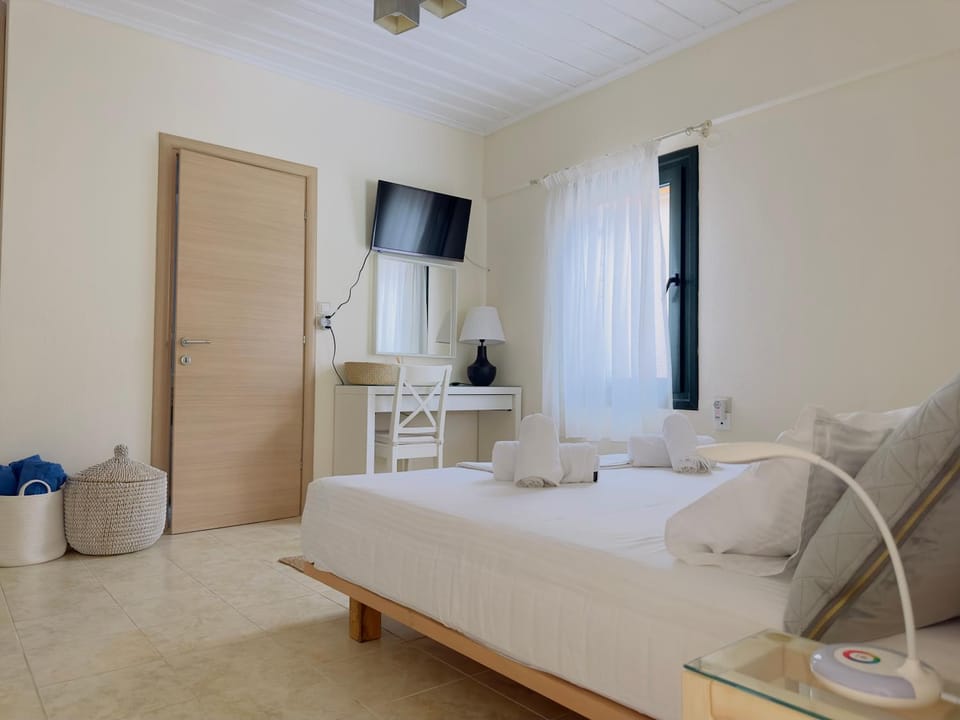 Bed, TV and multimedia, Bedroom