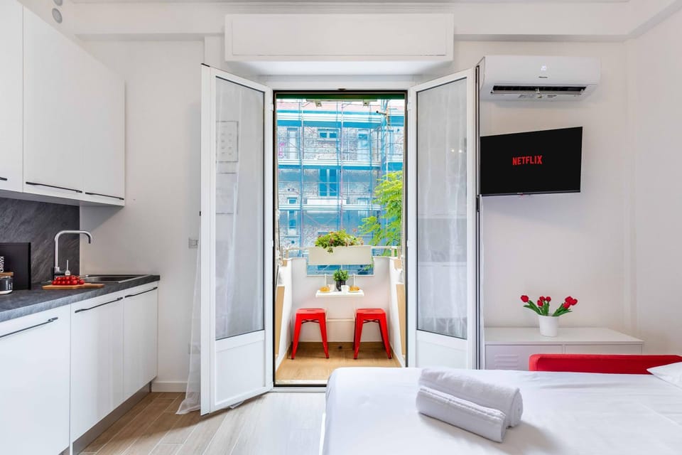Bed, TV and multimedia, Kitchen or kitchenette, Living room, towels, air conditioner