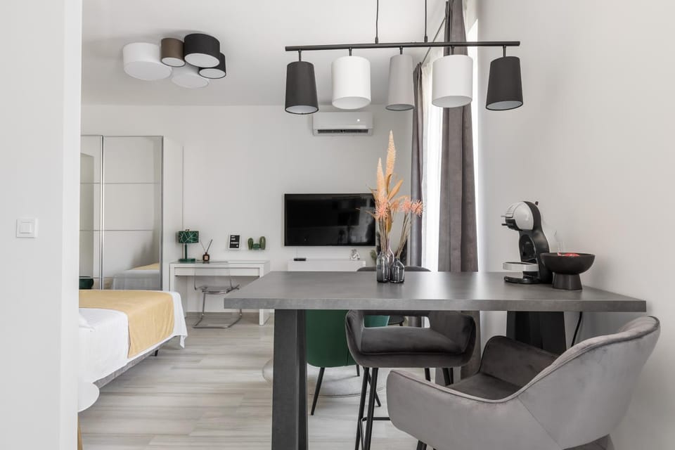 TV and multimedia, Living room, Seating area, Dining area