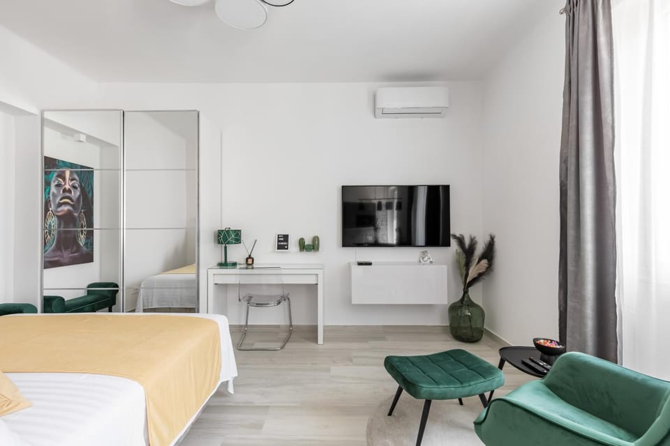 Bed, TV and multimedia, Living room, Seating area, Evening entertainment, Bedroom, air conditioner