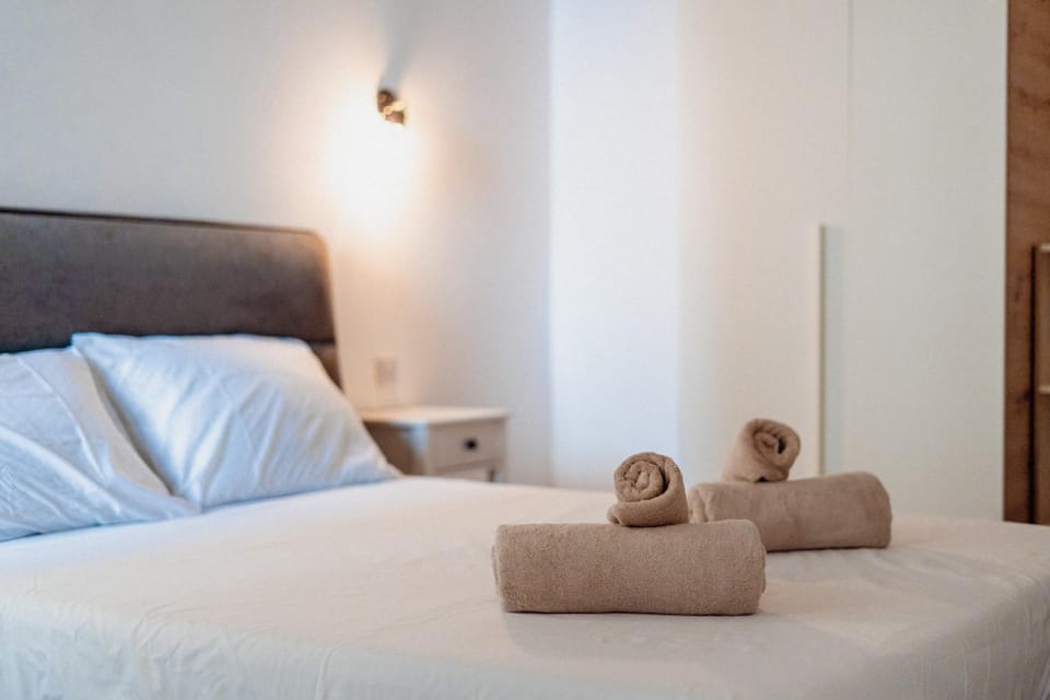 Bed, towels
