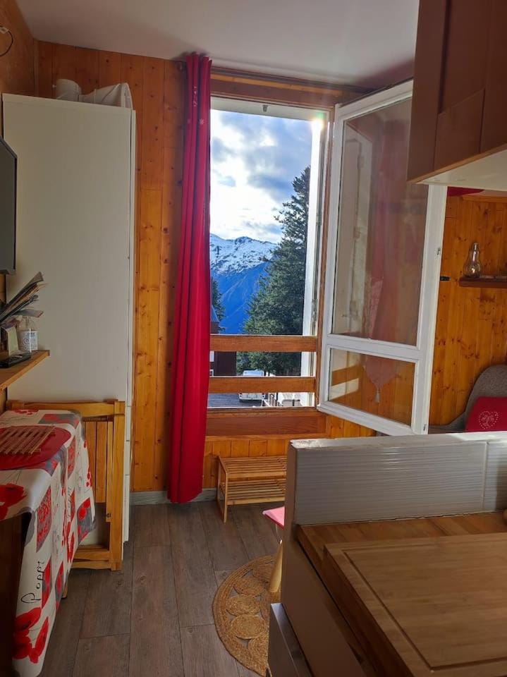 Bedroom, Mountain view