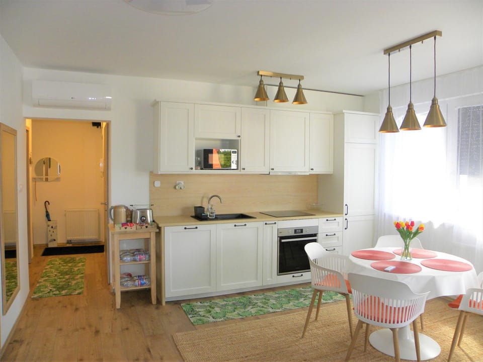Coffee/tea facilities, Kitchen or kitchenette, Dining area, Food, Food, Meals, Meals, minibar, pet friendly, stove, toaster