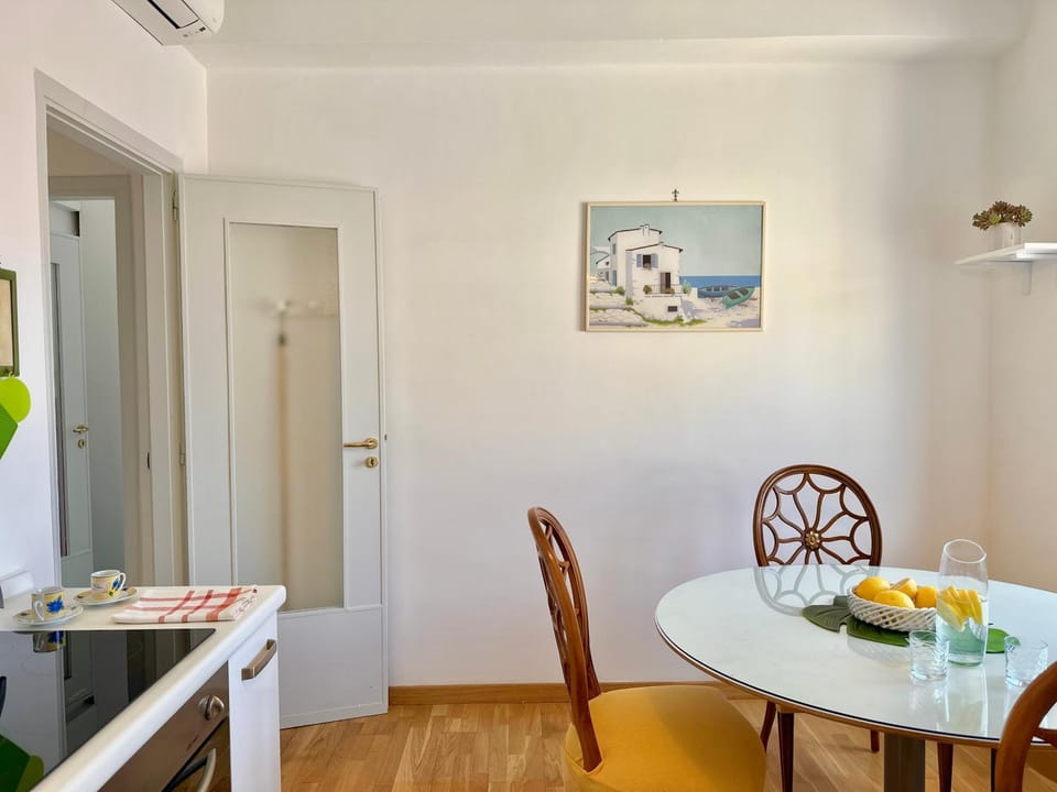 Kitchen or kitchenette, Food and drinks, Dining area, Food
